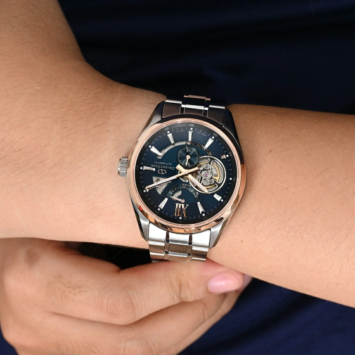 Orient RE-AV0120L00B sở hữu màu sắc độc đáo