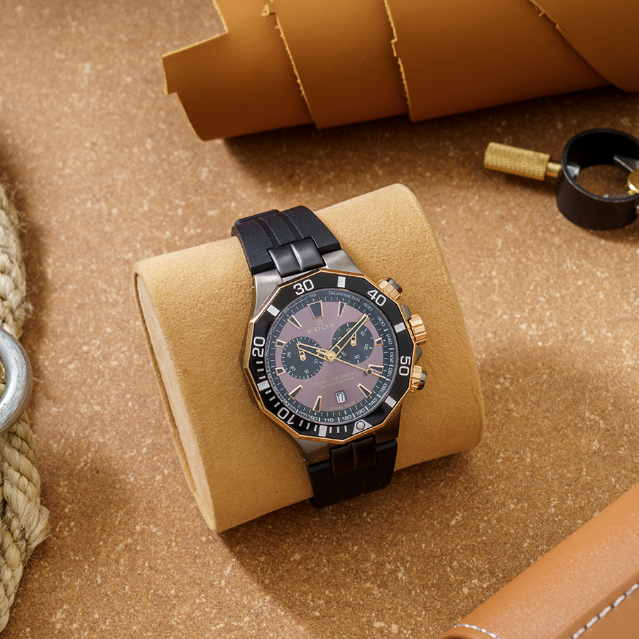 Thiết kế mặt góc cạnh của Trên tay chiếc đồng hồ Edox Delfin Original Chronograph 10112-357GRNCA-BRNR tạo nên sự khác biệt