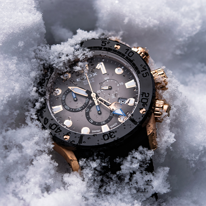 Với thiết kế mặt lên đến 45mm Edox CO-1 Chronograph 10242-TINRCA-BRDR vô cùng thích hợp với những người có cổ tay lớn