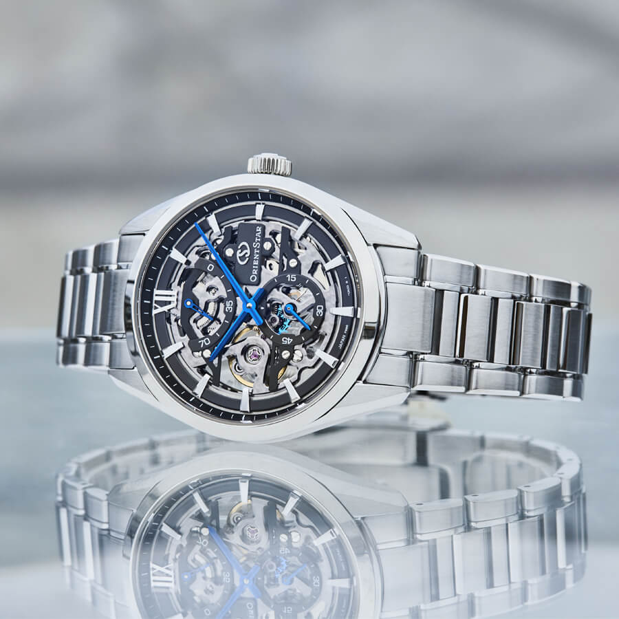 Đồng hồ Orient Star RE-AZ0101N00B được bố trí kim báo năng lượng dự trữ đặc trưng ở góc 12h
