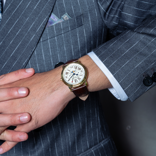 Đồng hồ FC-270EM4P5 toát lên sự sang trọng ngay từ cái nhìn đầu tiên.