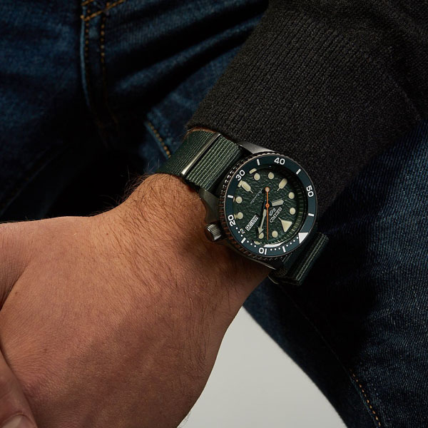 Mẫu đồng hồ thể thao Seiko SRPD77K1S