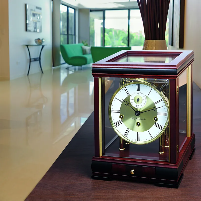 Đồng hồ để bàn là một món quà ý nghĩa dành tặng cho đối tác