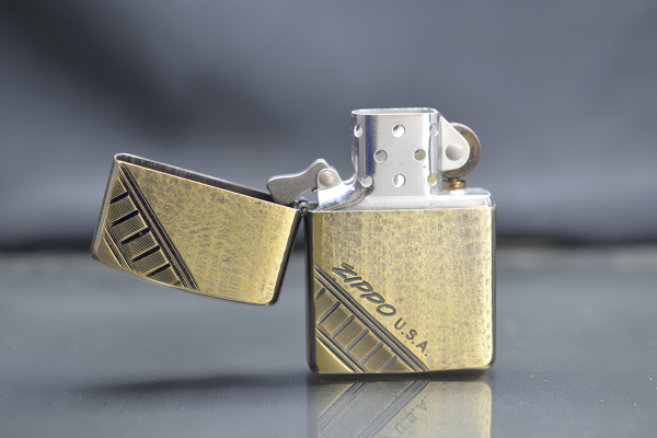 Cấu tạo bật lửa Zippo dùng xăng và đá lửa.
