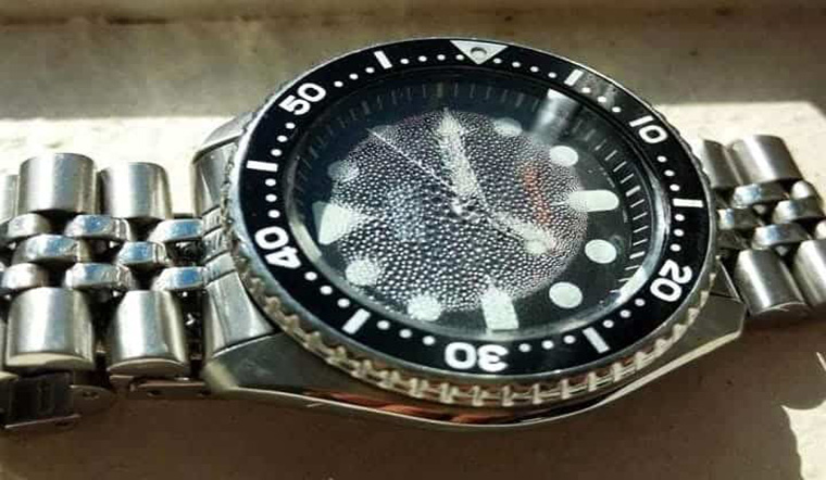 đồng hồ bị vô nước